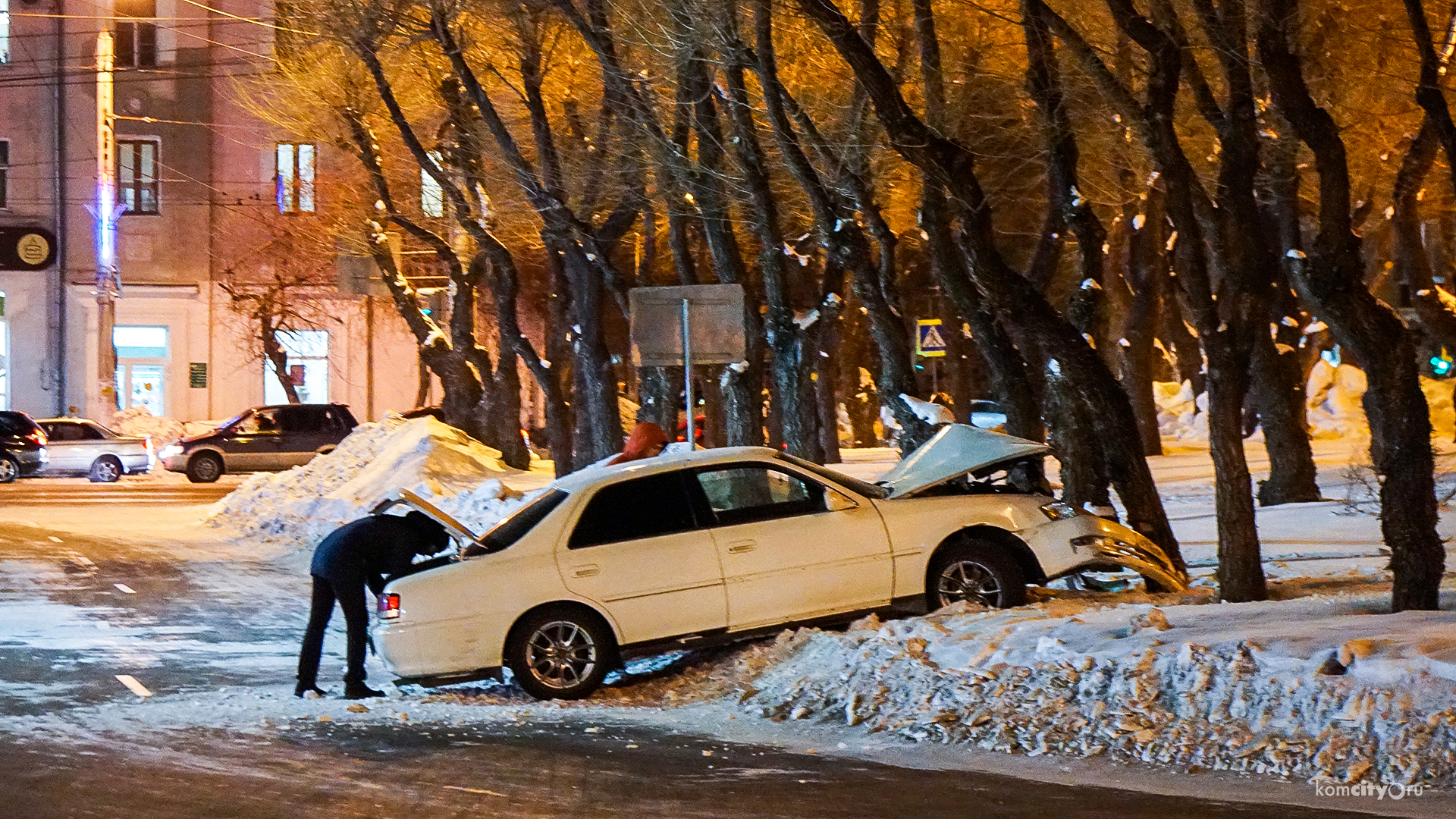 Неуместный дрифт, окончившийся в дереве на пл. Ленина, попал на видео