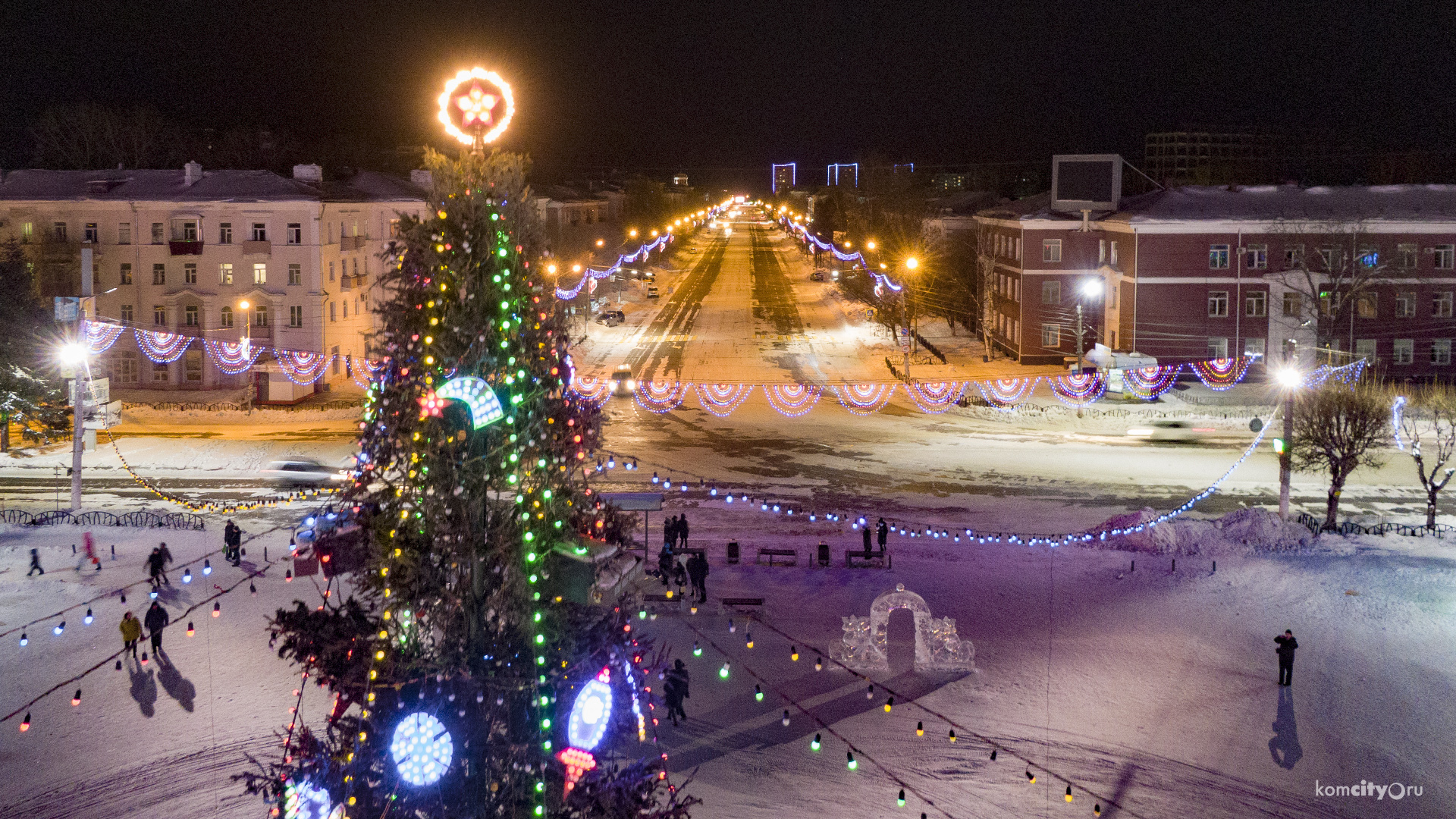 Новогодний городок на площади Юности будет работать до конца января