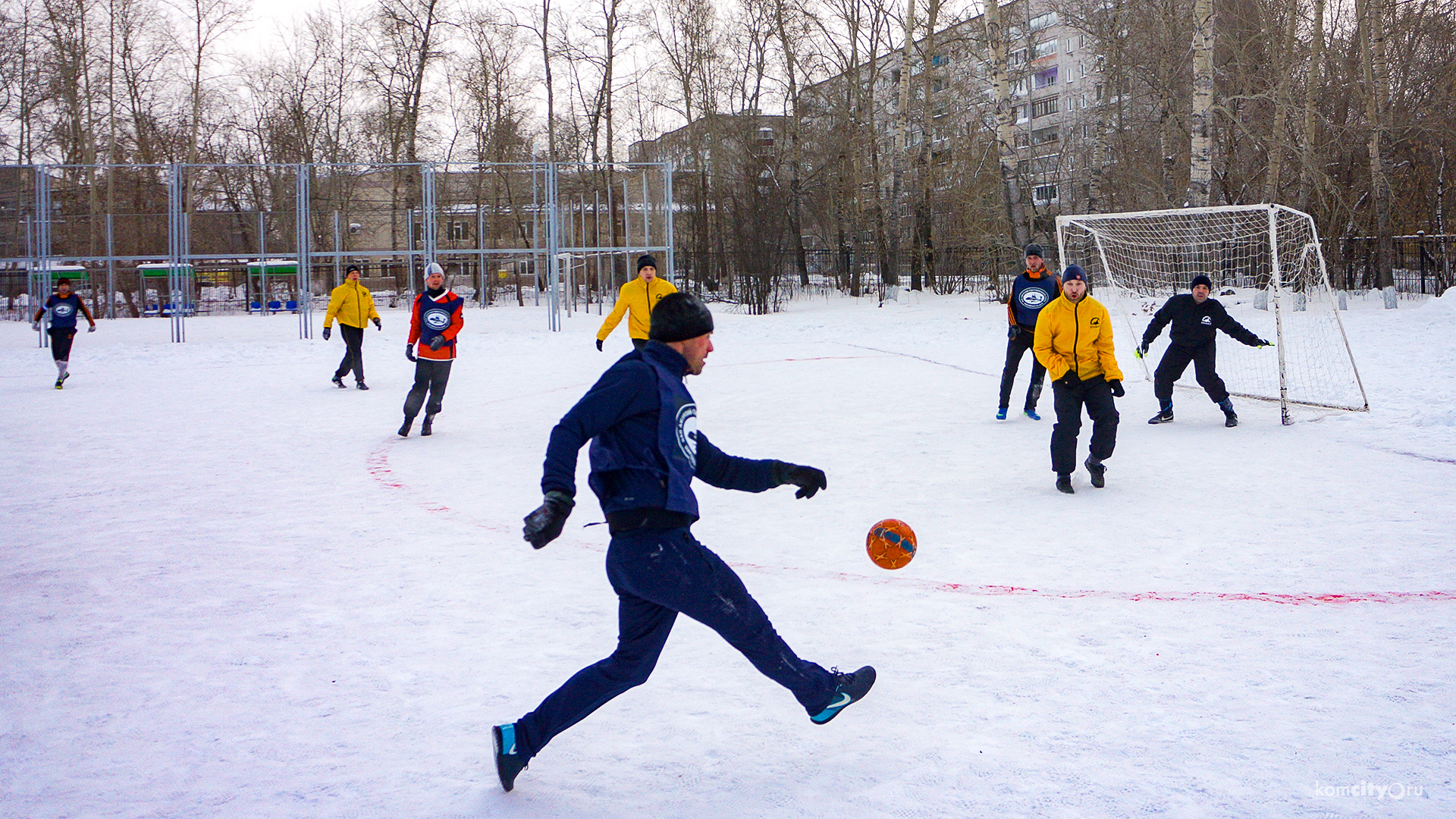 В премьер-лиге городского чемпионата по футболу сменился лидер