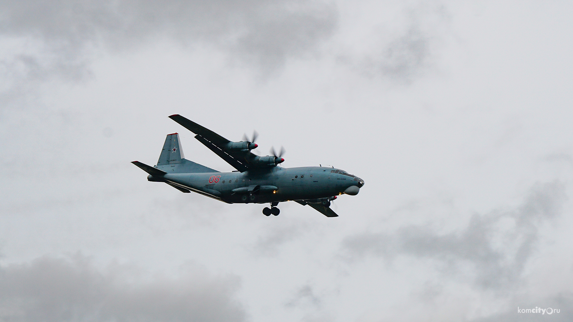 Аварийная посадка: По пути из Новосибирска в Комсомольск у Ан-12 отказал двигатель