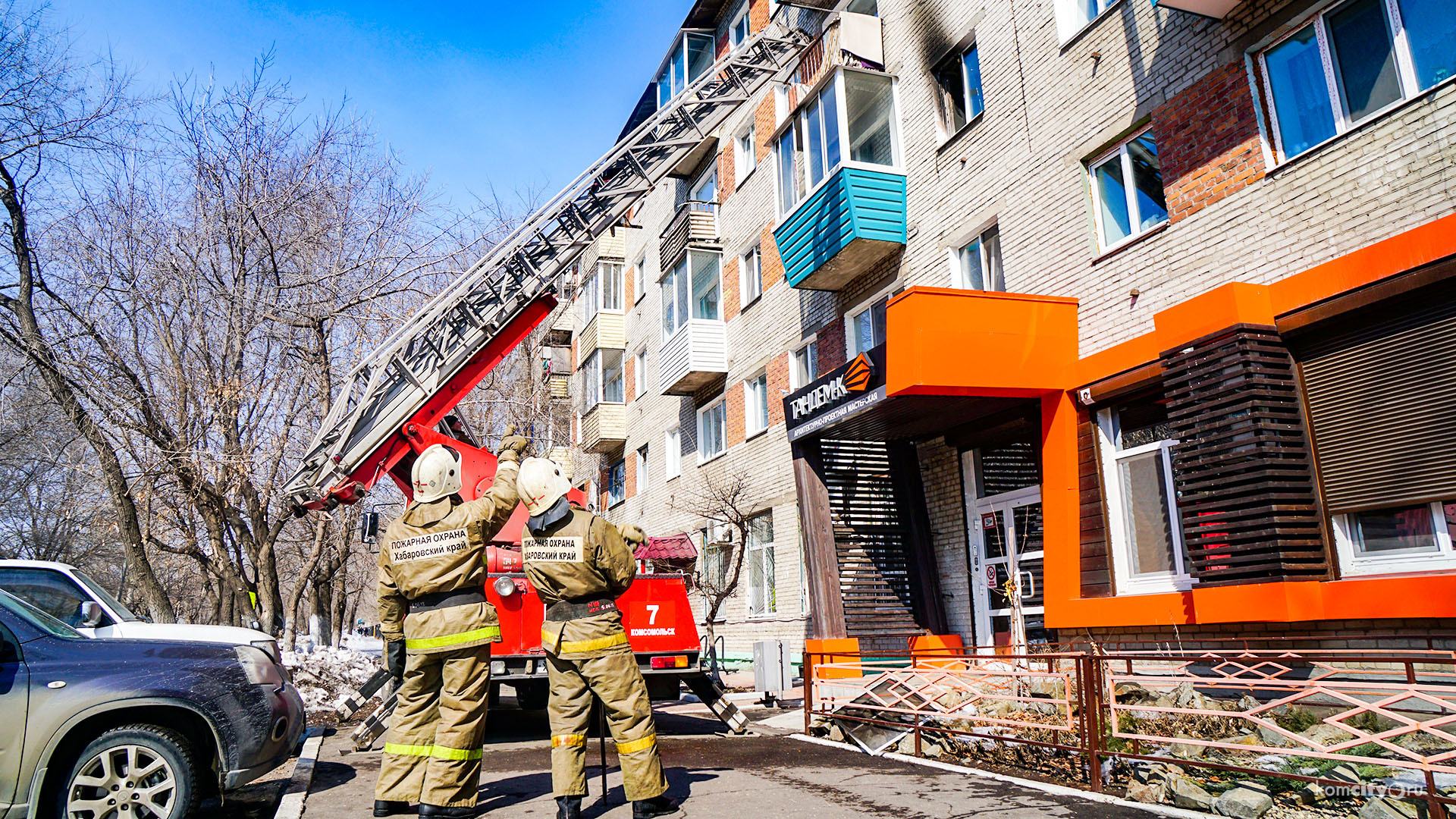 Пожарные эвакуировали двух человек из горящей квартиры на Сидоренко