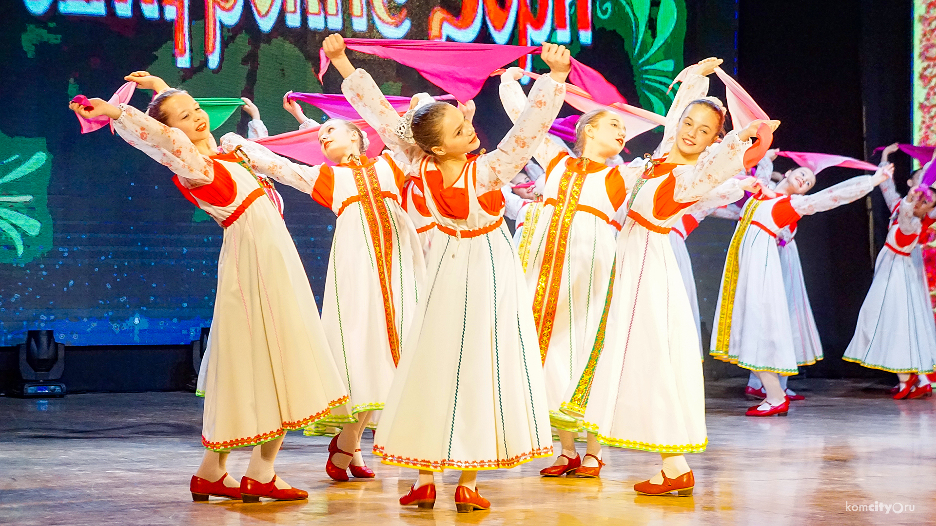 17 ярких танцевальных номеров показал коллектив «Амурские зори» на отчётном концерте