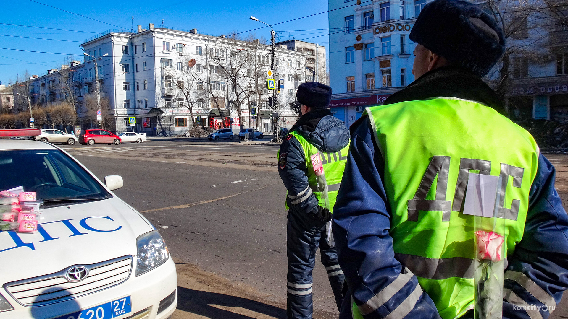 Инспекторы ГИБДД поздравили автомобилисток, вручив им цветы