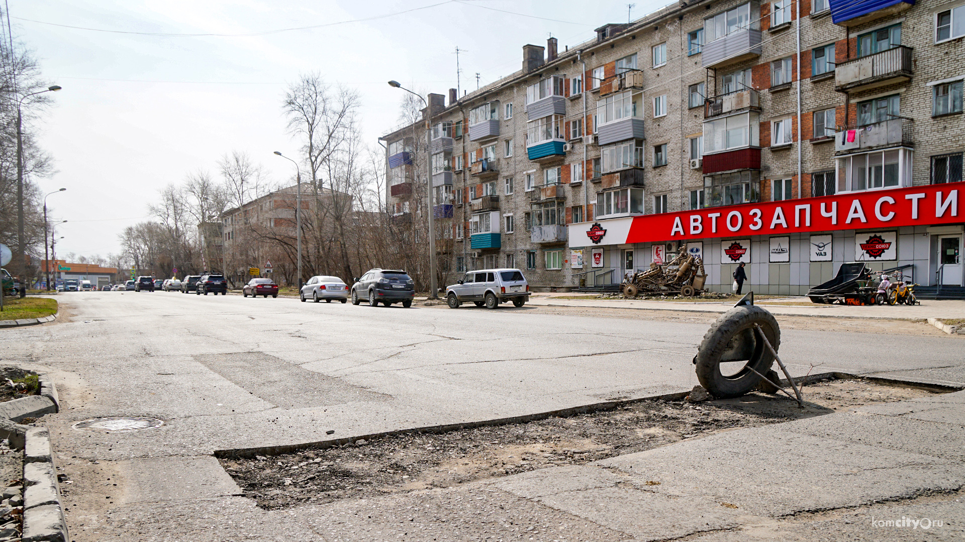 Стартовал ямочный ремонт, машины начали пробивать колёса на вырубках