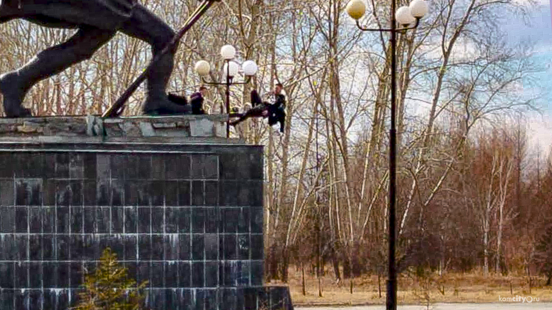 Хулиганов, распивавших на памятнике, задержали в Яблоневом саду