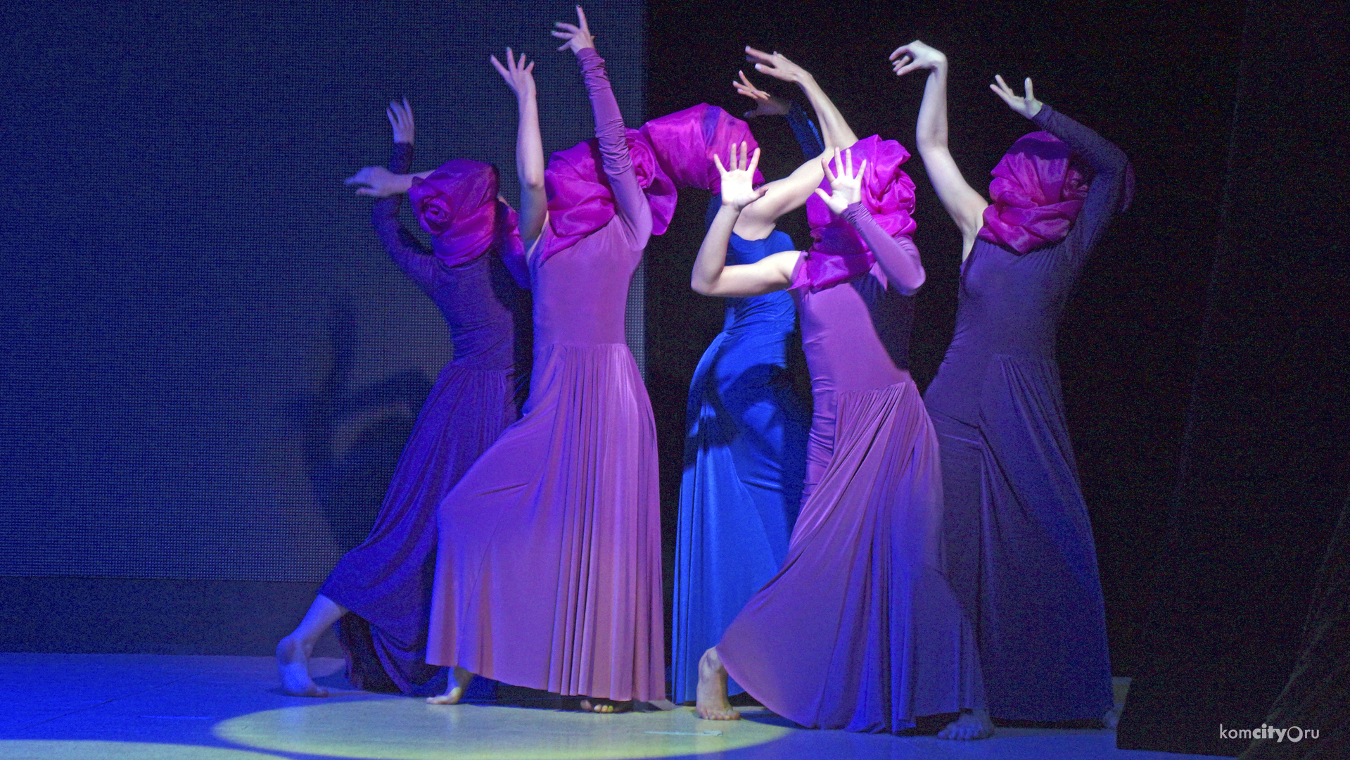 Вдохновлённые гениями «Странные танцы» представил коллектив «ХЭКС»
