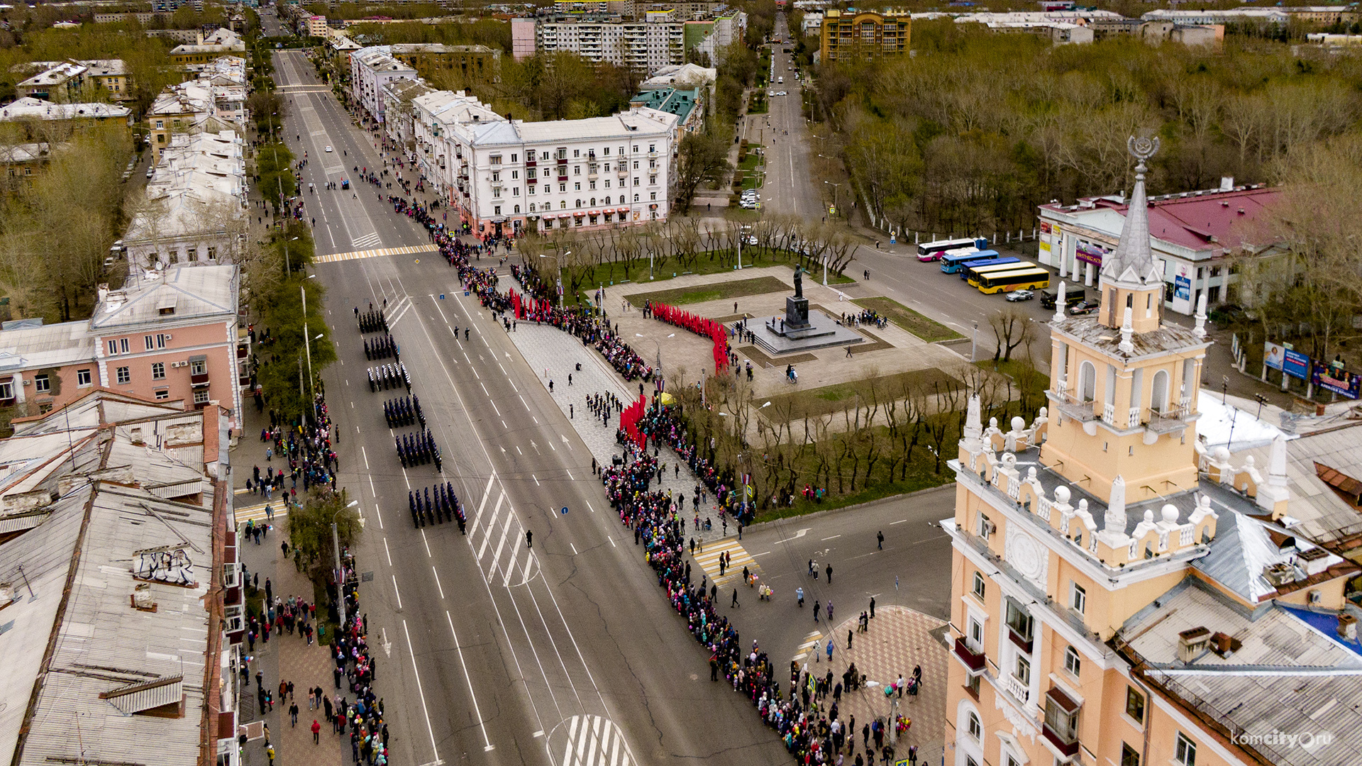 Праздник со слезами на глазах — Фоторепортаж, как в Комсомольске проходит День Победы