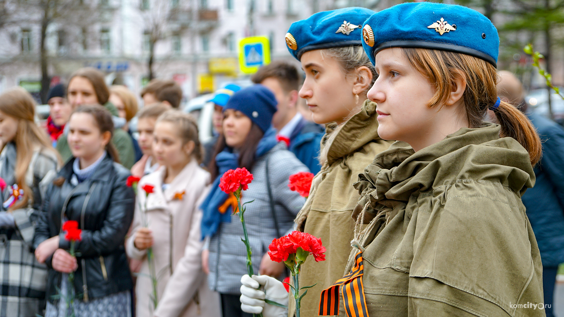 Комсомольчане возложили цветы к бюсту героя войны Алексея Маресьева