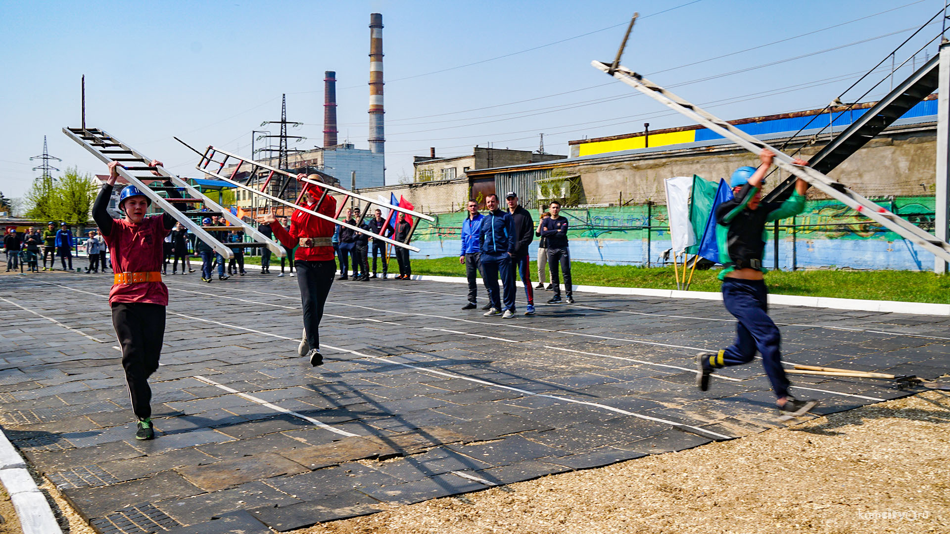 Школьники и огнеборцы приняли участие в городских соревнованиях по пожарно-прикладному спорту