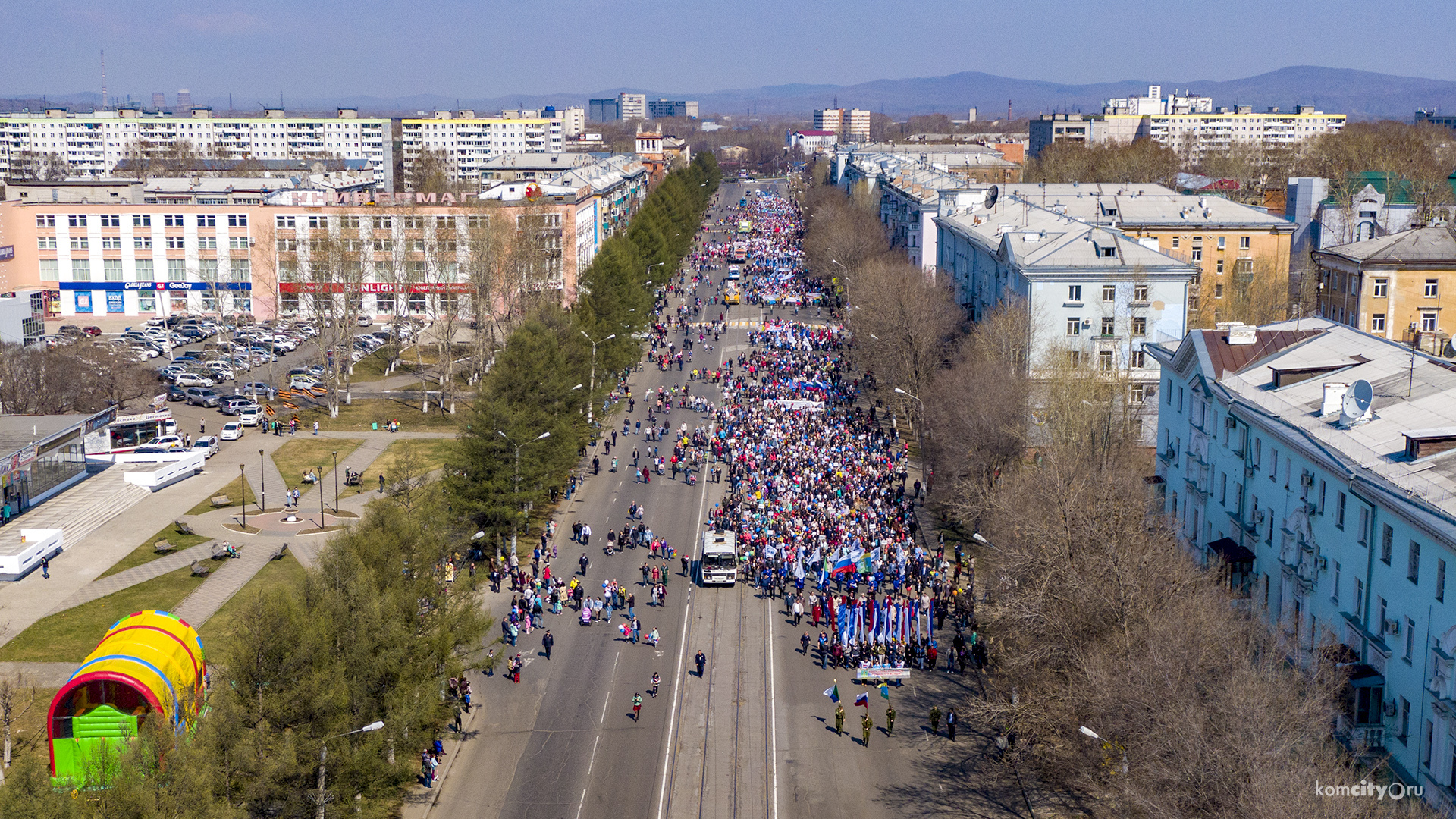 Тысячи комсомольчан отметили Первомай традиционным шествием