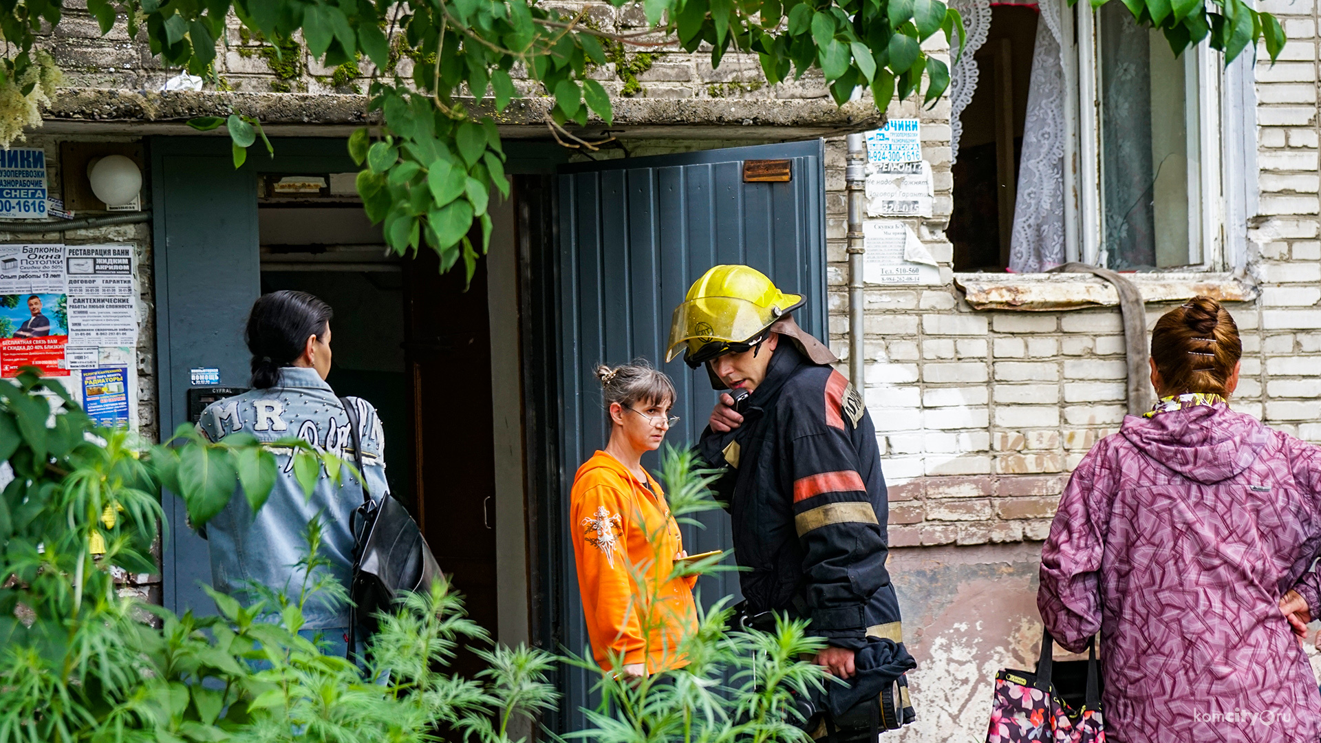 Из-за пожара в подвале пришлось эвакуировать жильцов пятиэтажки