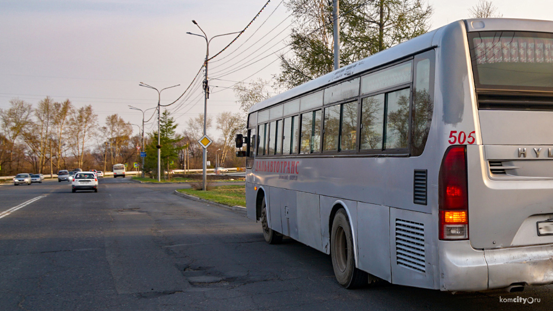 Междугородние автобусы временно перестали ездить на Дзёмги из-за ужасного состояния Комшоссе