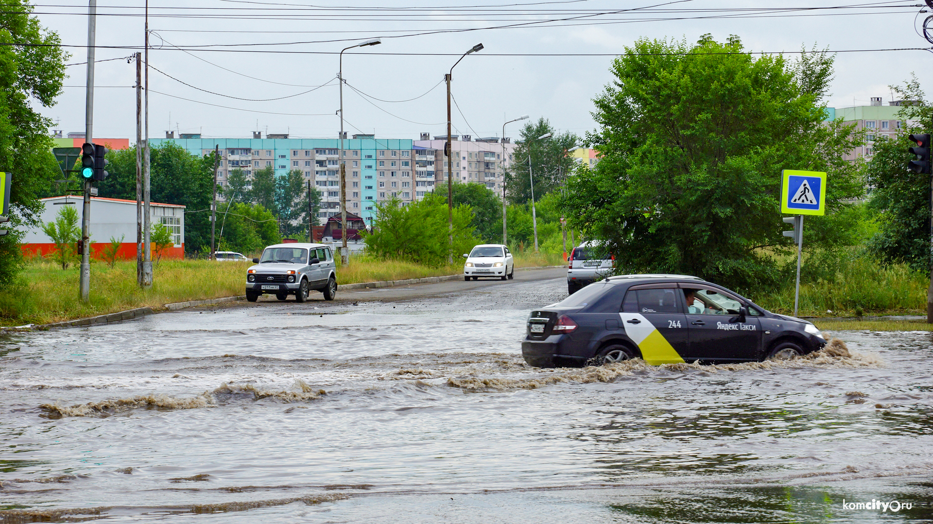 Из-за ливня в городе сильно затопило улицы