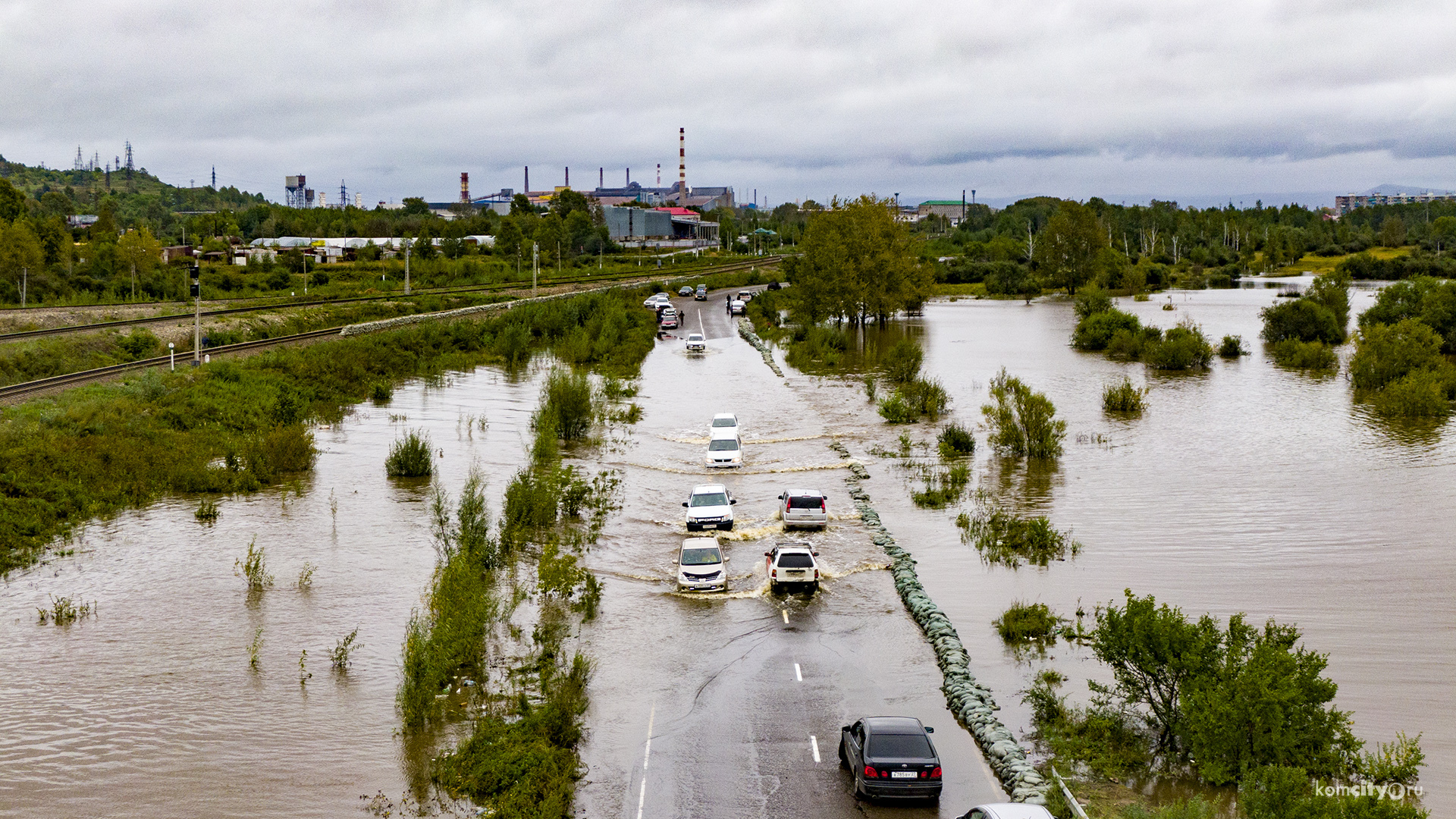 Машины массово глохнут при попытке проехать затопленный участок Хумминского шоссе