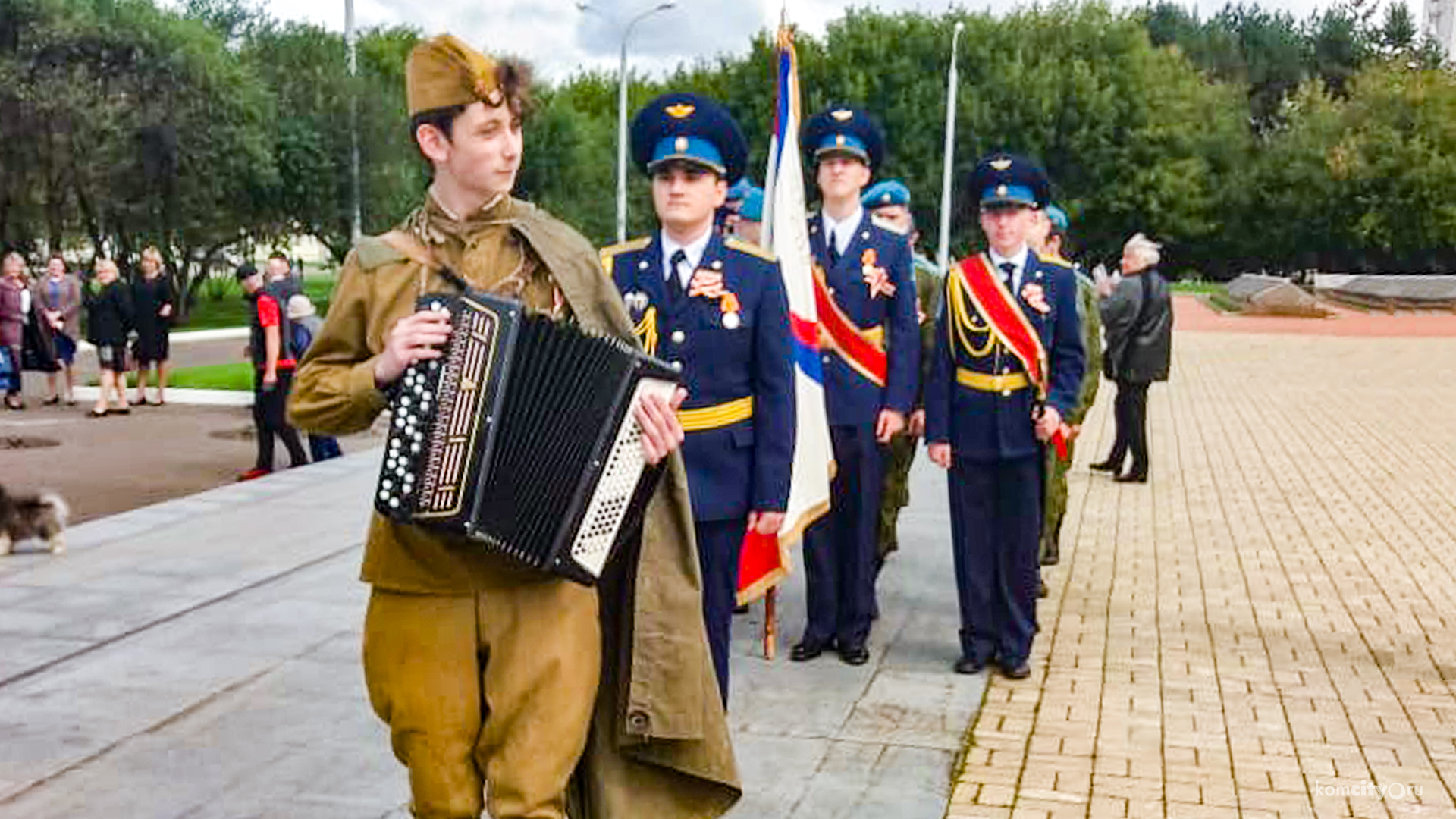 В честь окончания Второй мировой на Мемориале возложили цветы и раздали муаровые ленты