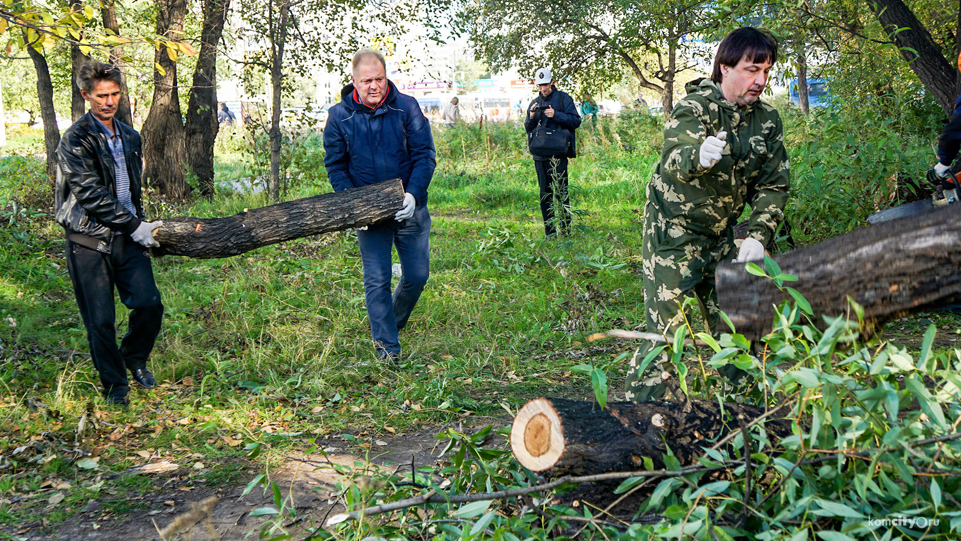 Новый глава решил показать горожанам пример и вышел рано утром на субботник