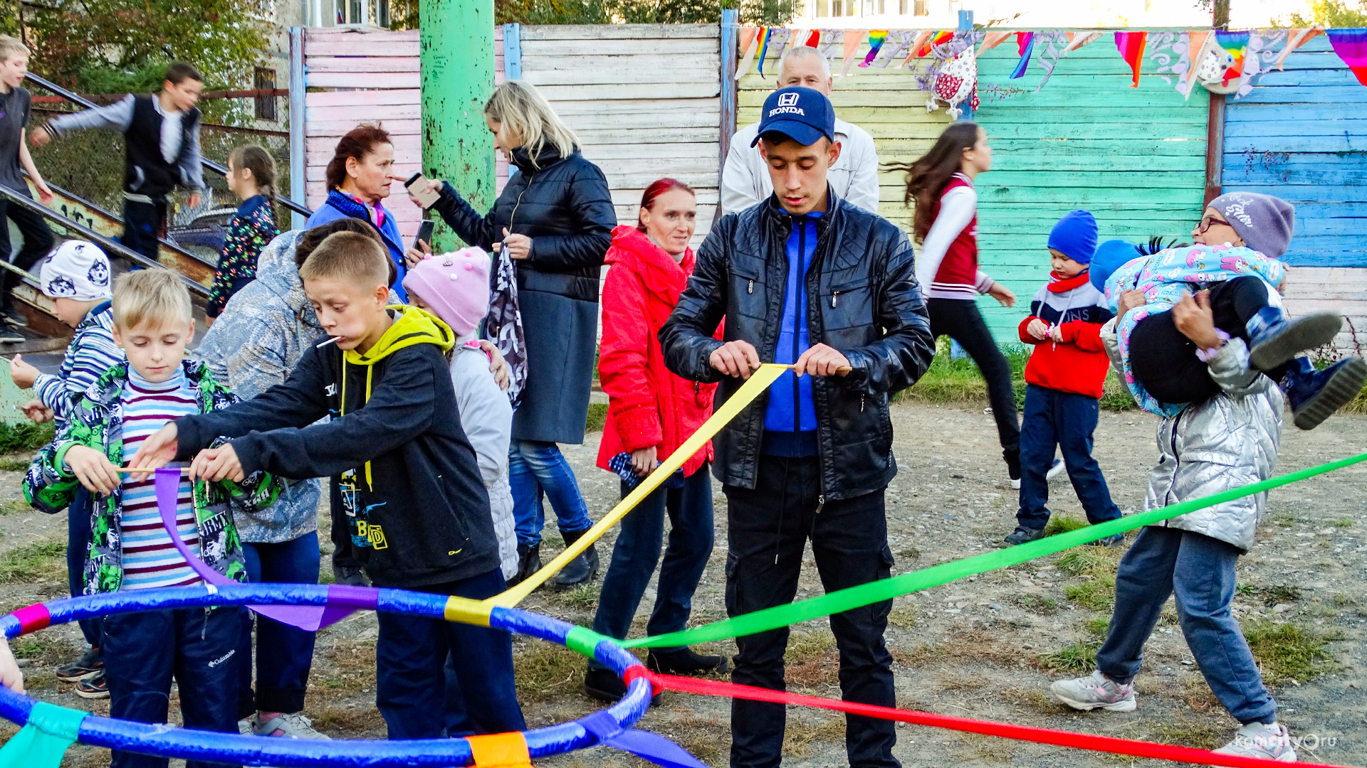 Праздник двора устроили на Московском проспекте воспитанники Центра «Дзёмги»