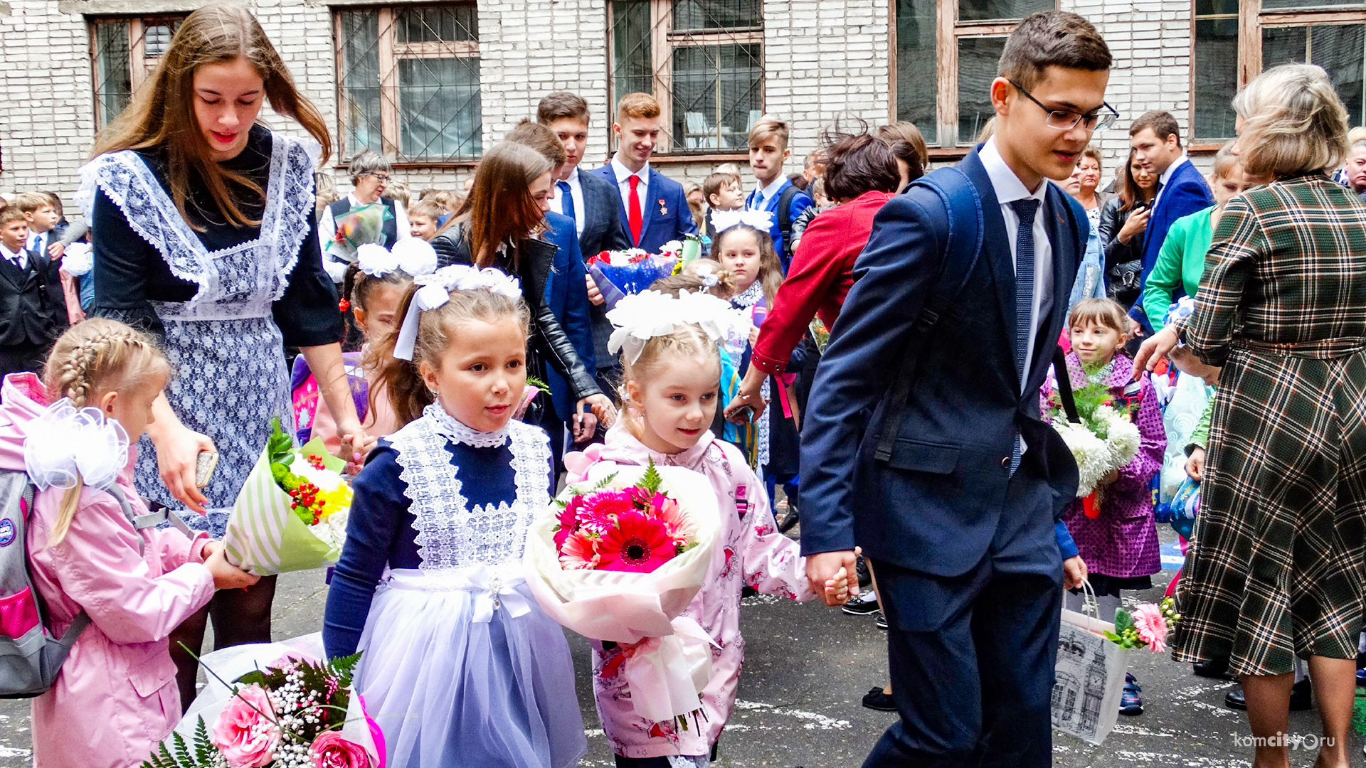 Ненастная погода не помешала школьным линейкам