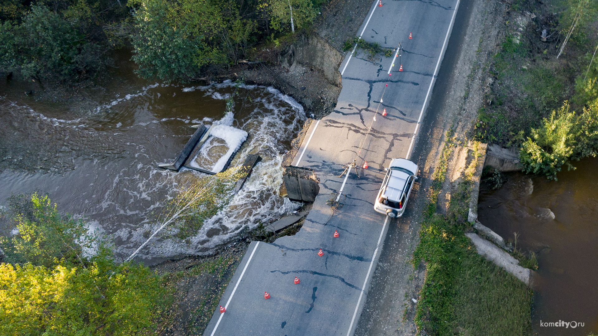 Подмытая водой дорога на Пивань продолжает рушиться