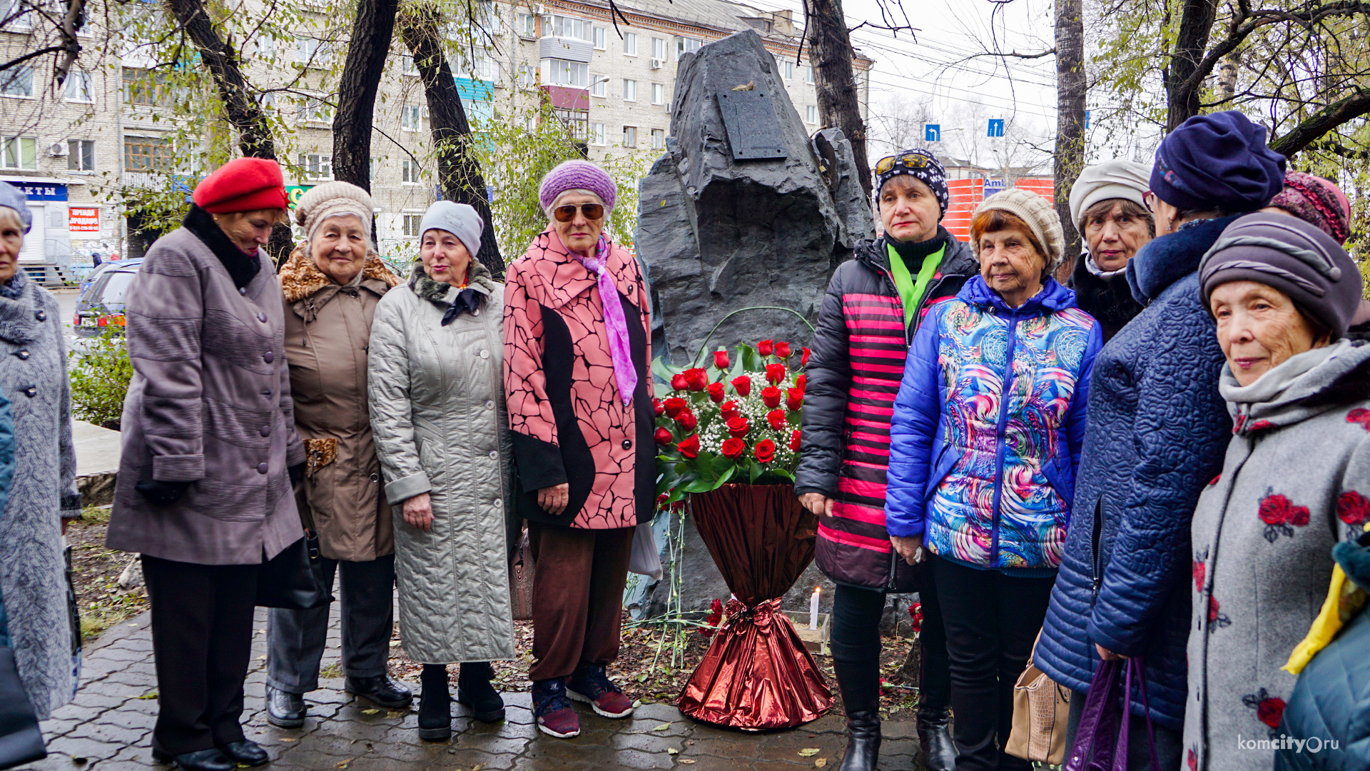 Память жертв политических репрессий почтили возложением цветов к памятному камню