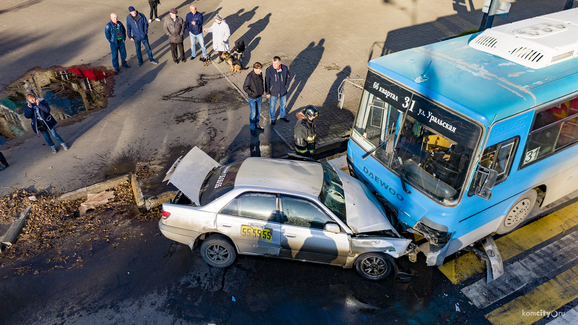 На Октябрьском такси влобовую столкнулось с пассажирским автобусом