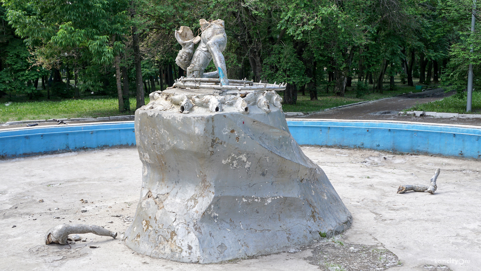 За мальчика с рыбой и пешеходную дорожку — продолжается голосование за варианты ремонта парка Судостроителей