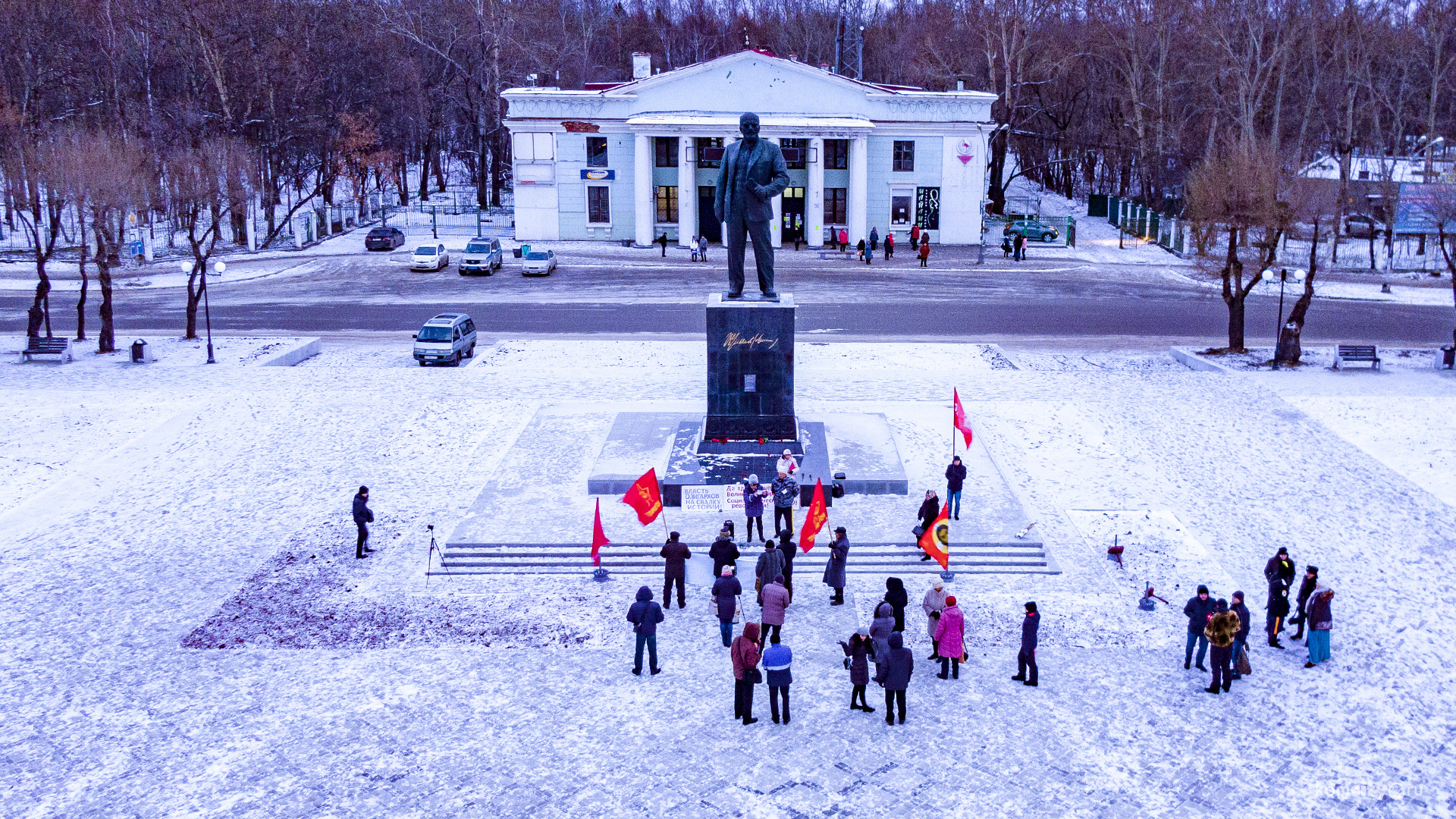 Оппозиционный митинг на площади Ленина собрал три десятка комсомольчан