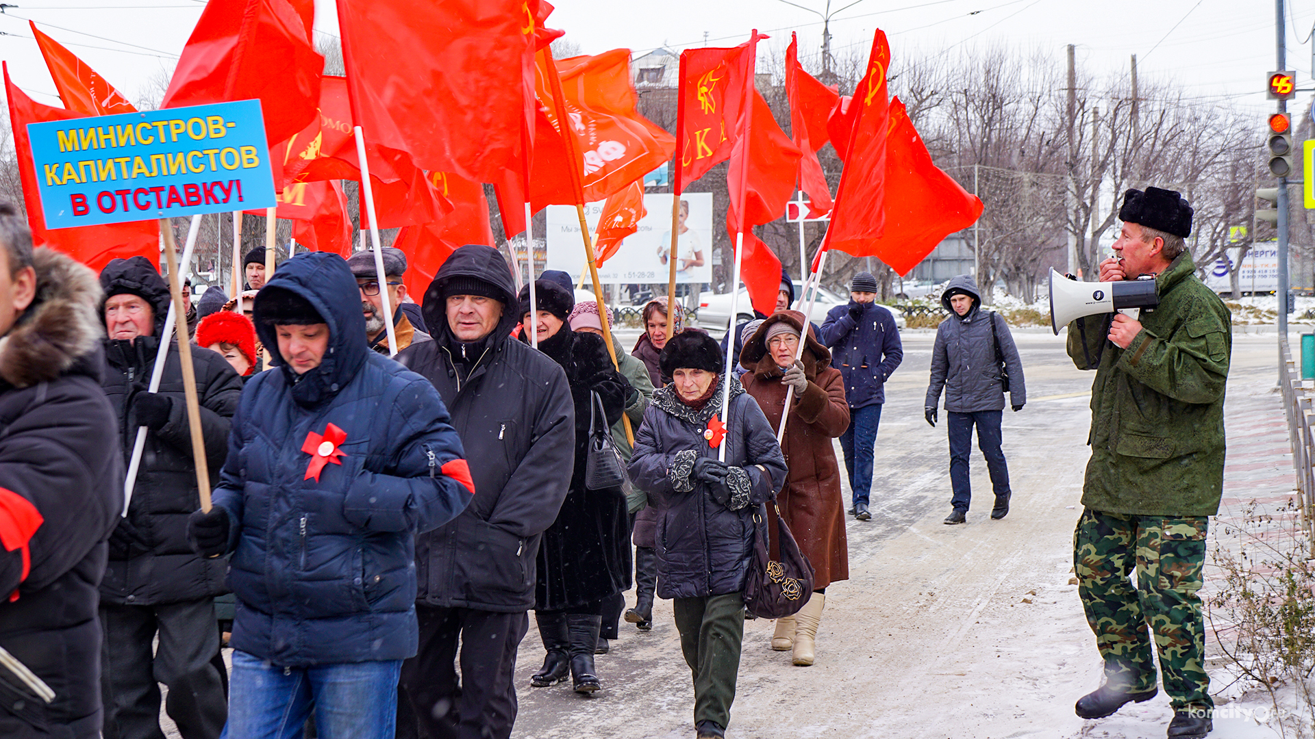 «За смену власти»: Митинг коммунистов проходит на площади Ленина