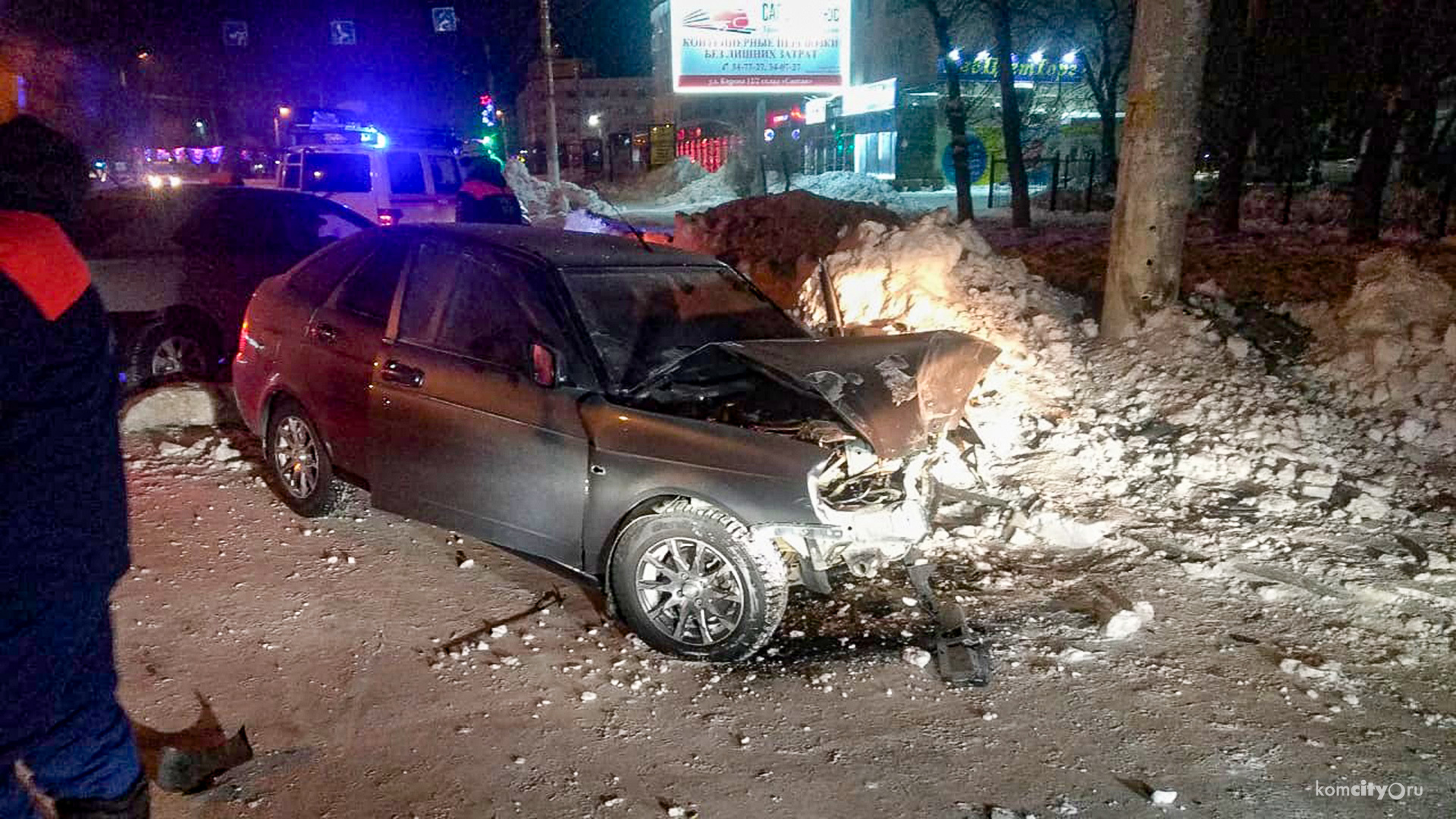 У 1-й школы ВАЗ врезался в столб, два человека серьёзно пострадали