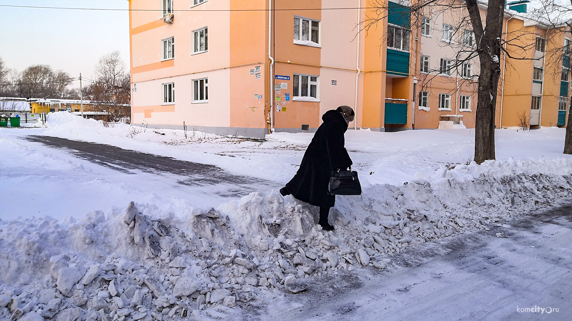 На улице Пионерской после снегоуборки оказались заблокированными въезды во дворы