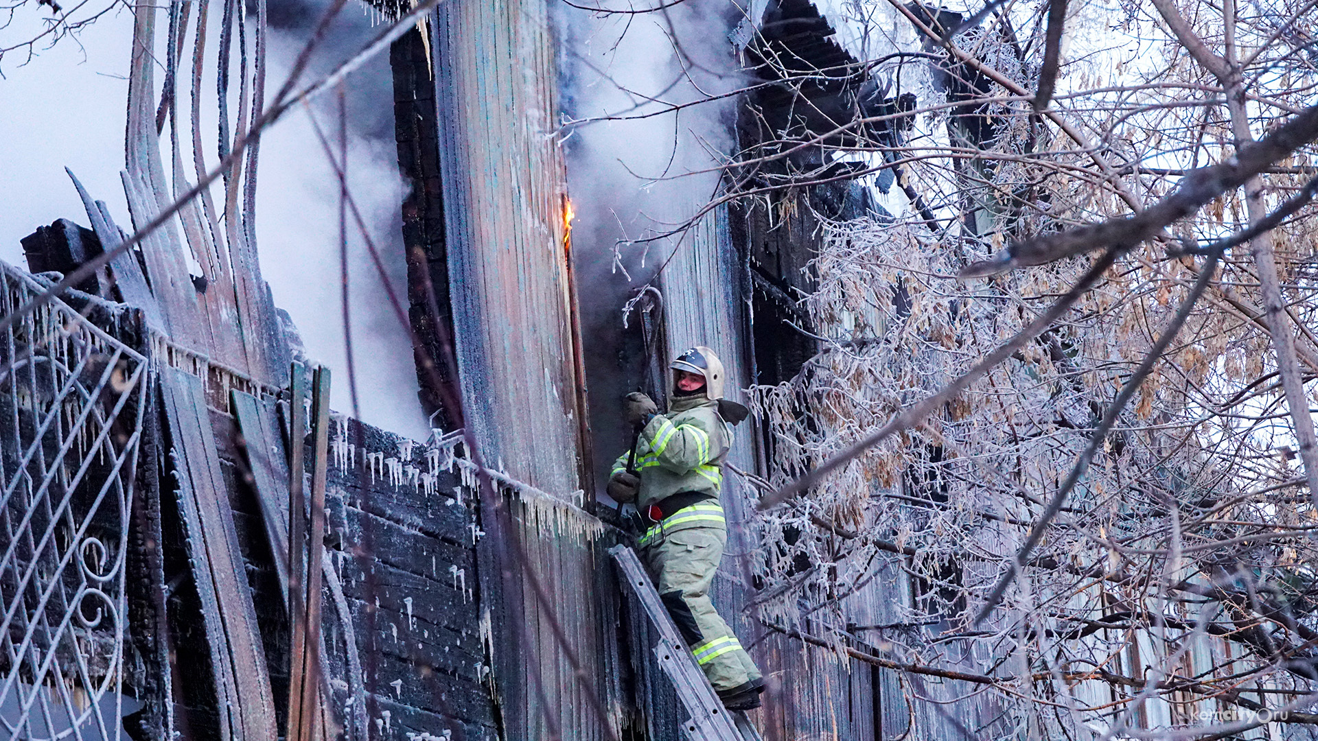 На Дзёмгах сгорела половина деревянного дома