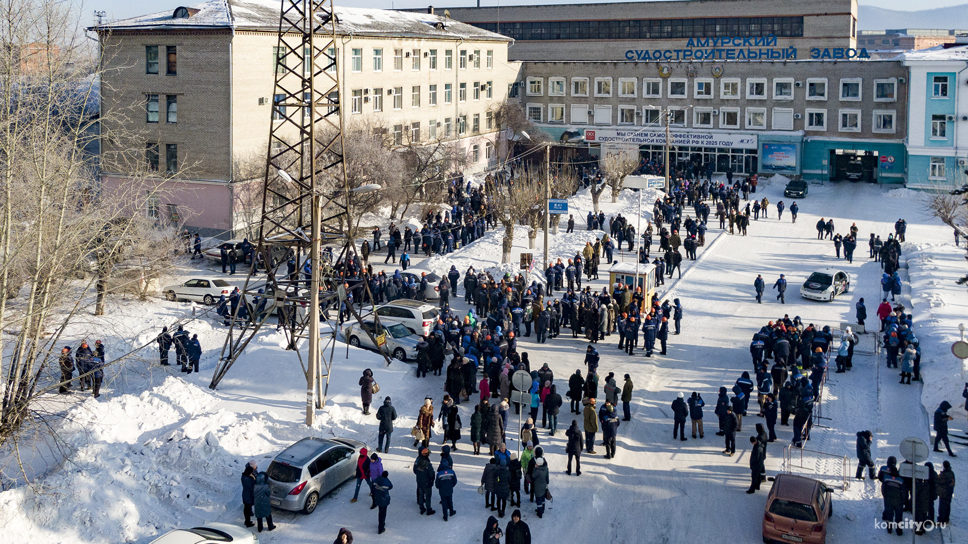 Сотрудников АСЗ эвакуируют автобусами до ДК Судостроителей