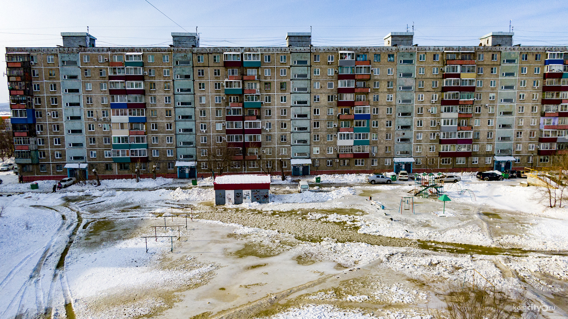 После прорыва труб двор на Дикопольцева 32 залило холодной водой