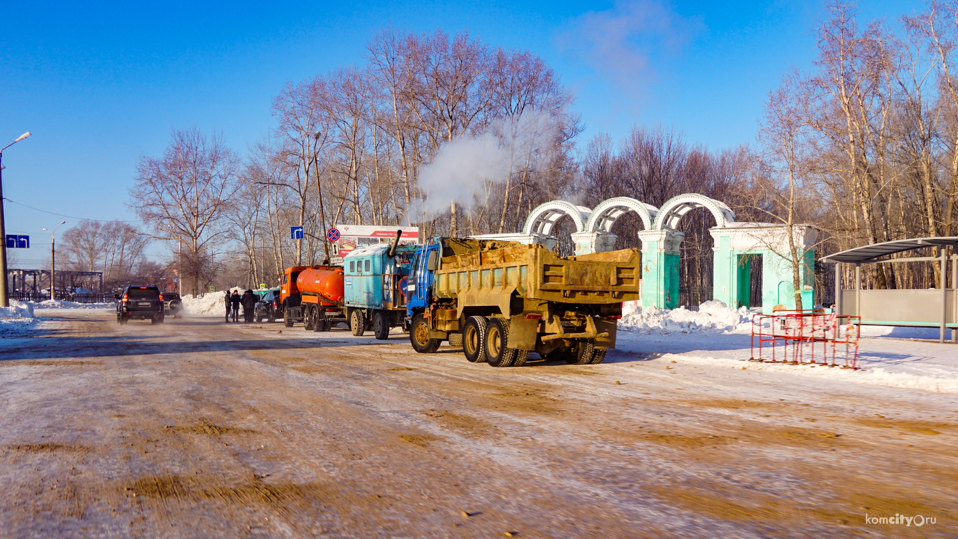 В Комсомольске продолжают устранять последствия прорыва, залившего улицы водой