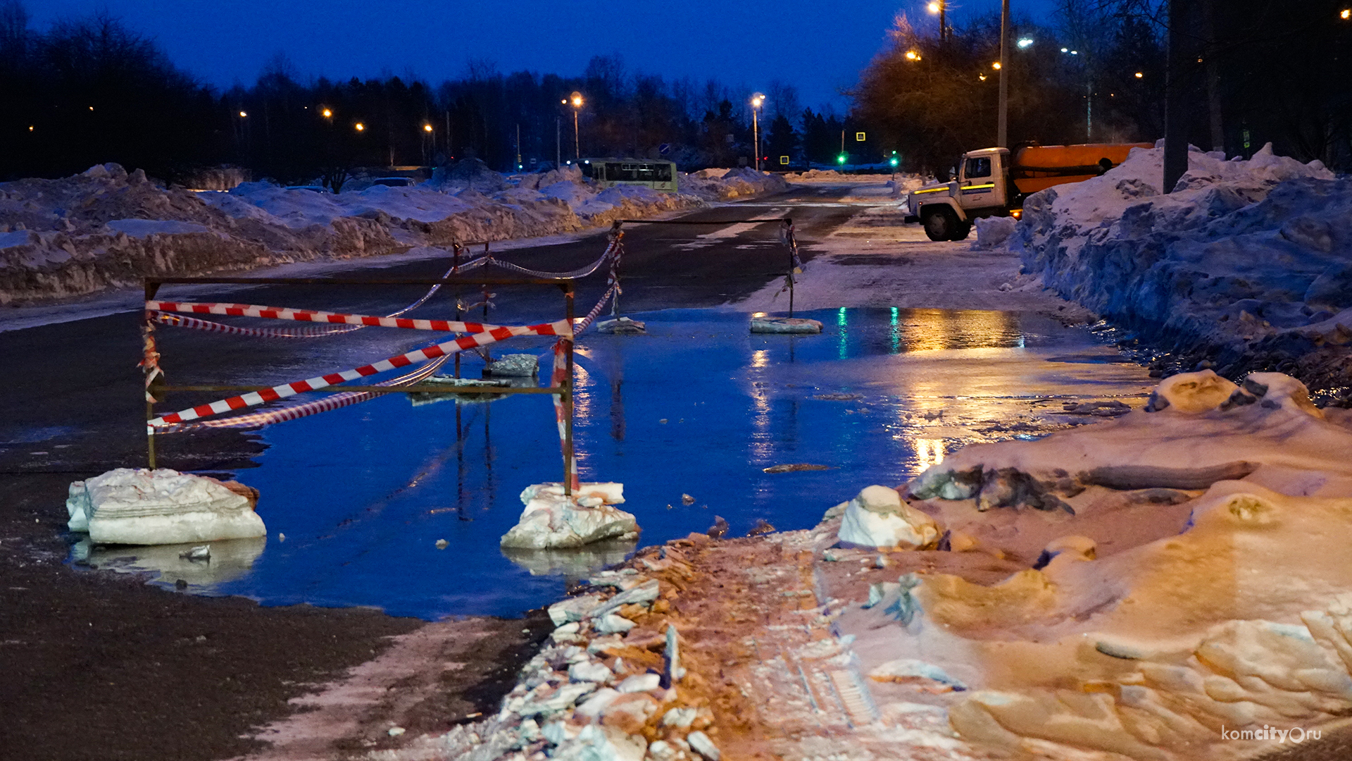 На Интернациональном из-за прорыва труб дорогу частично залило водой