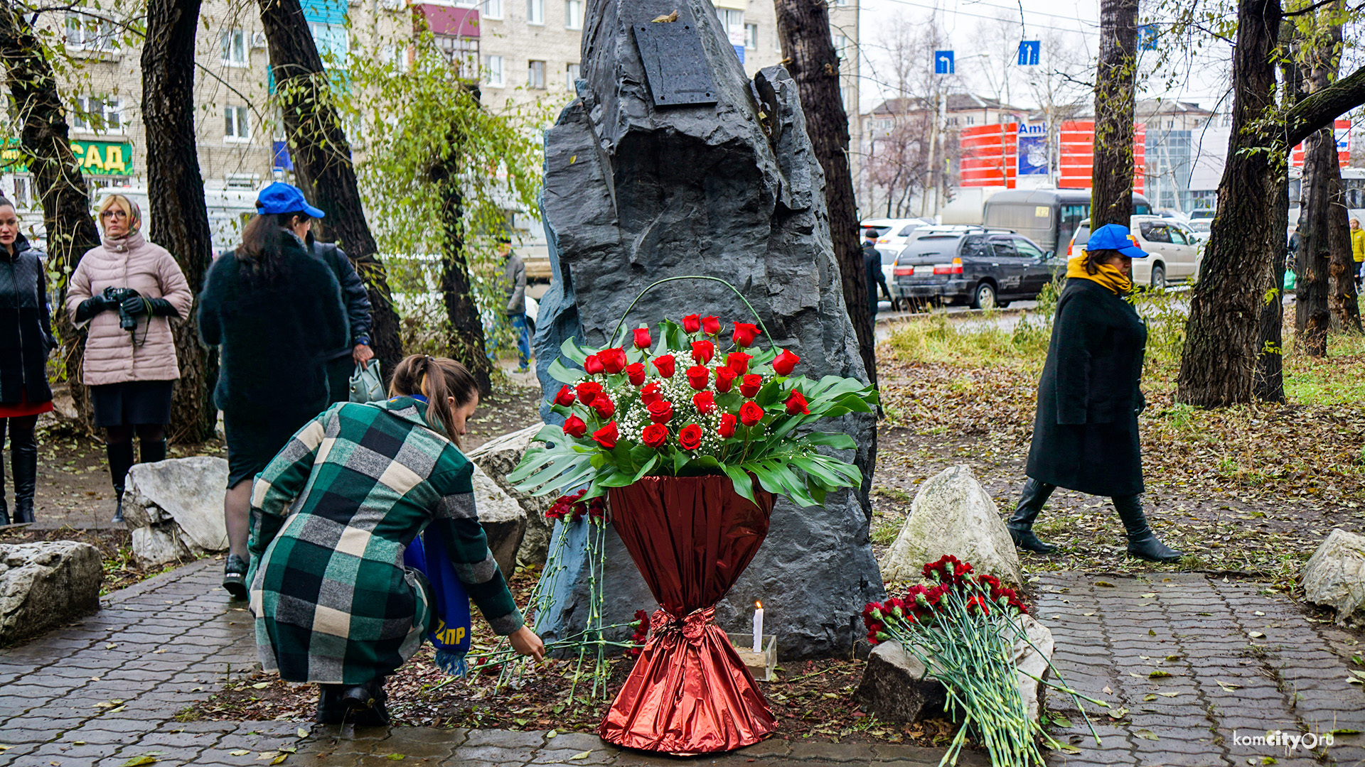 Памятный камень жертвам политических репрессий перенесут глубже в благоустраиваемый сквер у Нарсуда