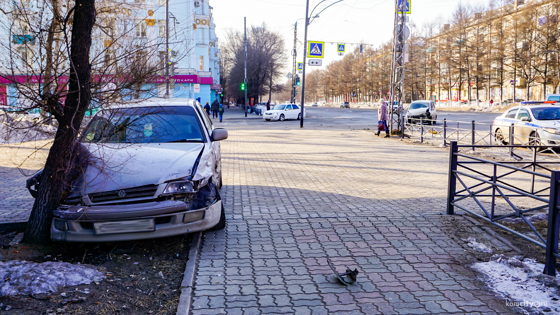 На Мира — Красногвардейской машина после ДТП вылетела на тротуар