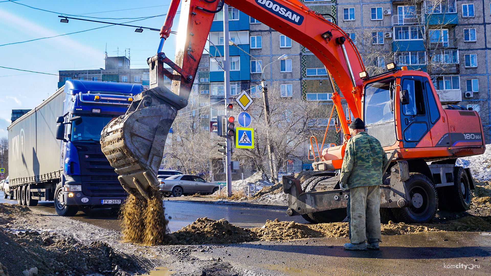 Растаявшая траншея на свежеотремонтированной Пирогова стала причиной утренней пробки