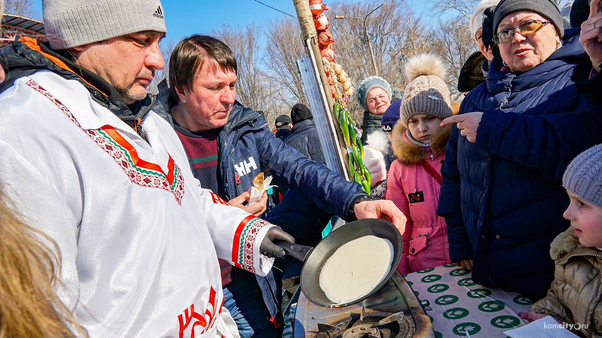 Блины от Жорника отведали комсомольчане на Масленице в Силинском парке