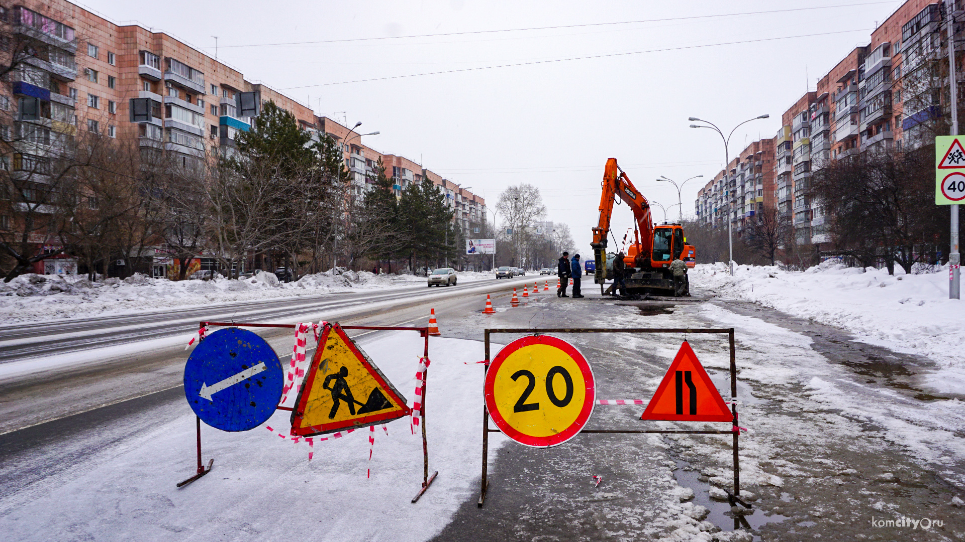 Под свежеотремонтированным проспектом Первостроителей прорвало трубу, без воды остались дома, школы и детские сады