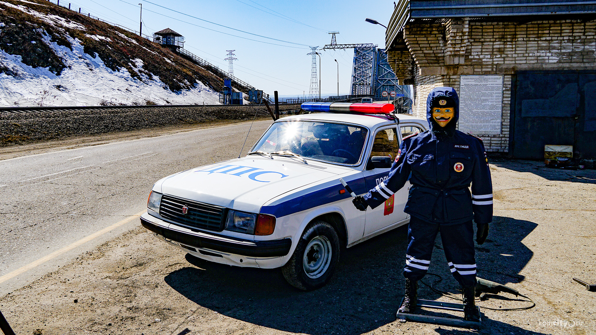 Необычный инспектор и патрульный автомобиль встречают теперь въезжающих в Комсомольск