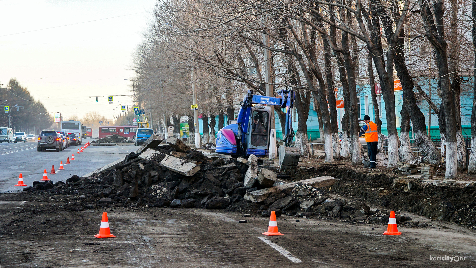 На Мира подрядчик начал демонтаж бордюров по чётной стороне