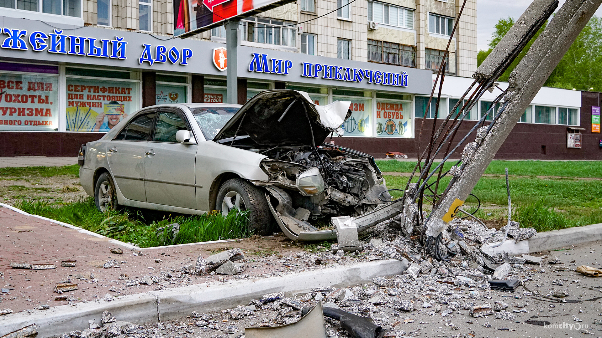 Водитель «Марка», уничтожившего столб в центре города, отказался пройти тест на алкоголь, а ранее был лишён прав за «пьянку»