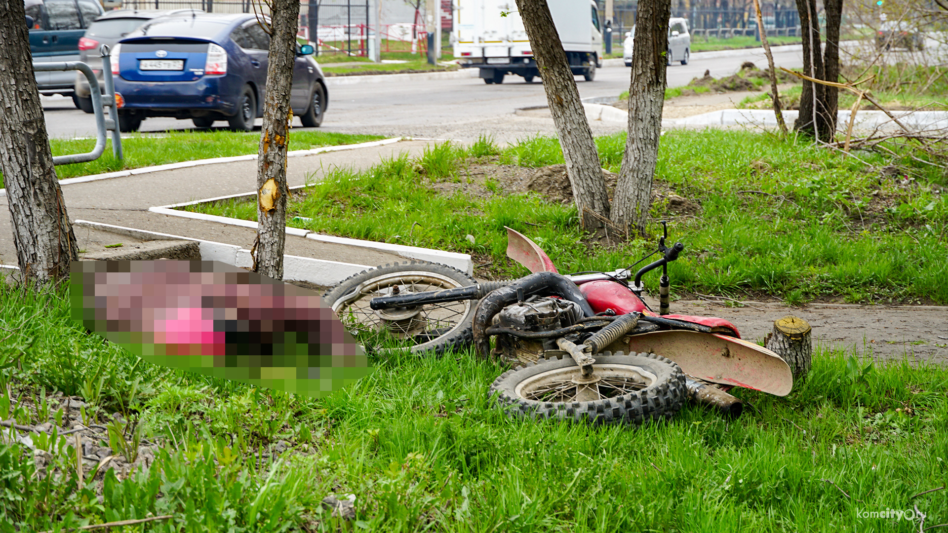 На закрытом переезде по Севастопольской убился об дерево мотоциклист