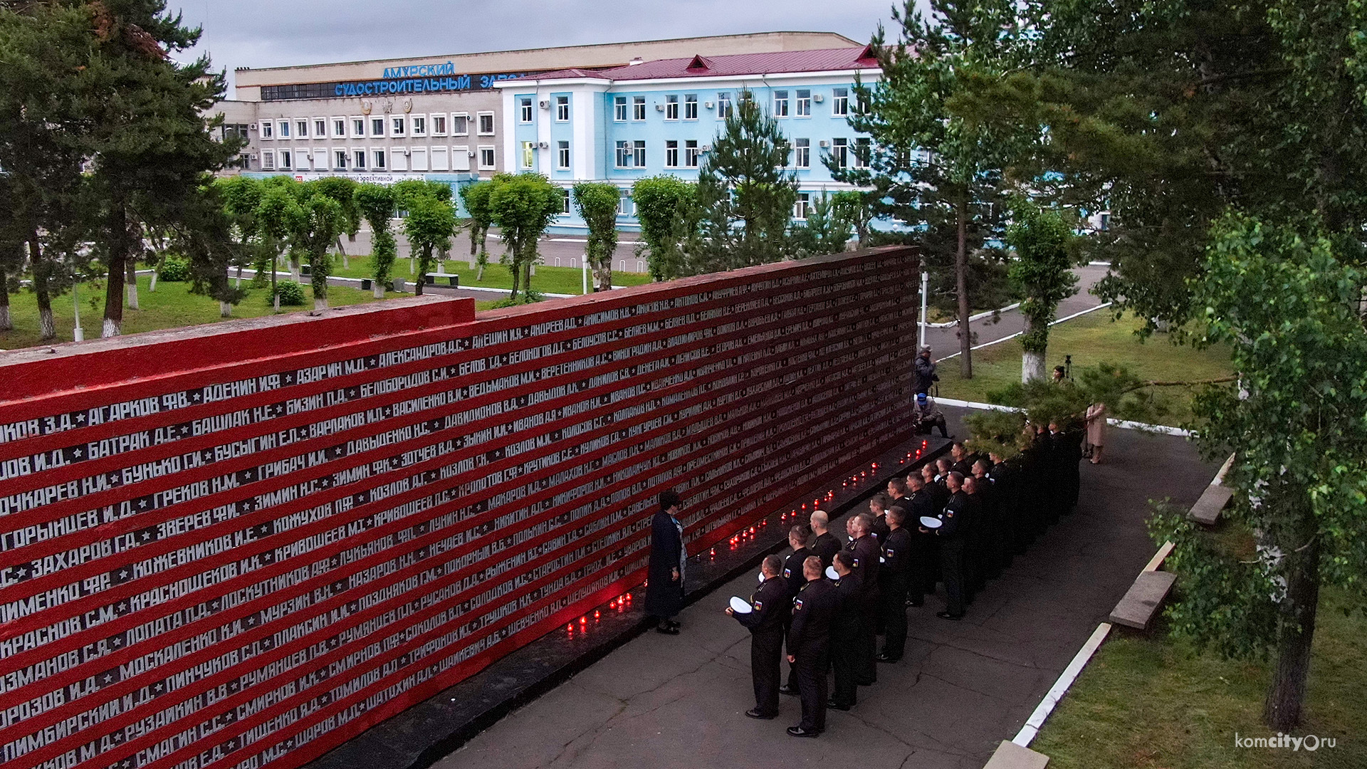 Военные моряки зажгли свечи в память о судостроителях, погибших на войне