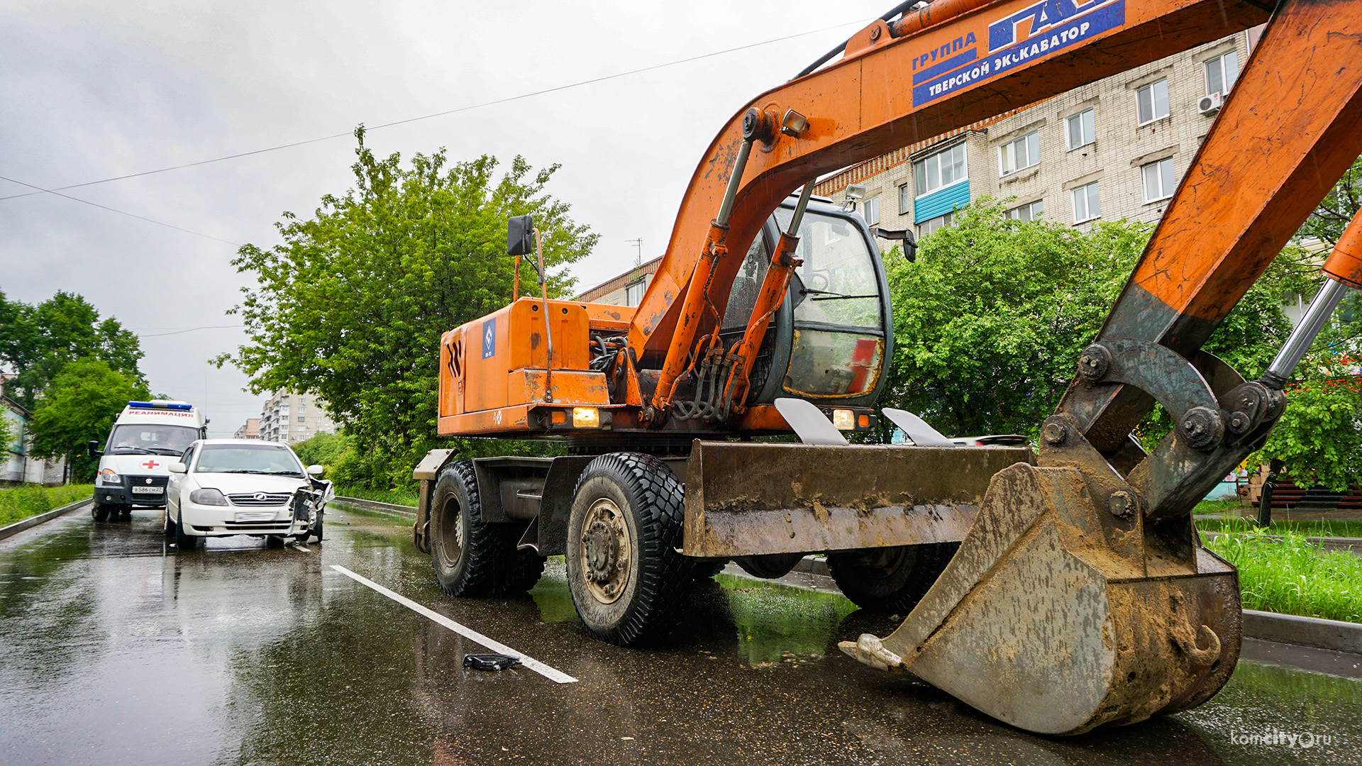 В больницу поступил водитель, «не заметивший» большой ярко-оранжевый экскаватор