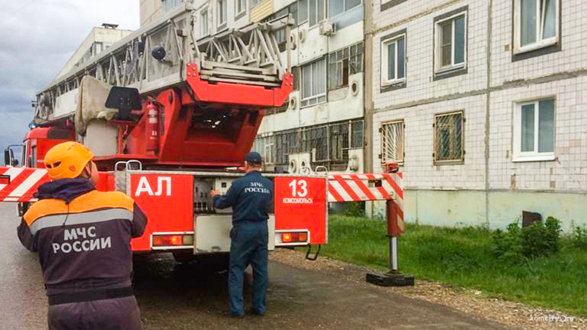 На Водонасосной спасатели и пожарные спасли женщину, угрожавшую спрыгнуть с пятого этажа