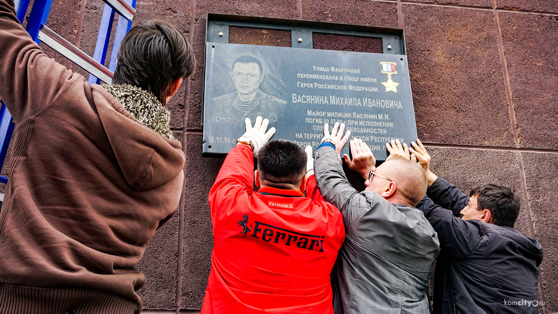 Мемориальную доску Герою России Михаилу Васянину наконец вернули на прежнее место