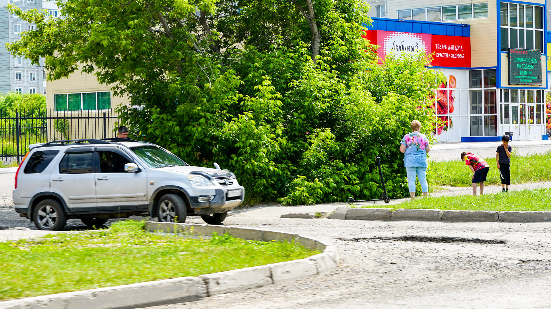 На Гагарина два ребёнка на одном самокате попали под машину