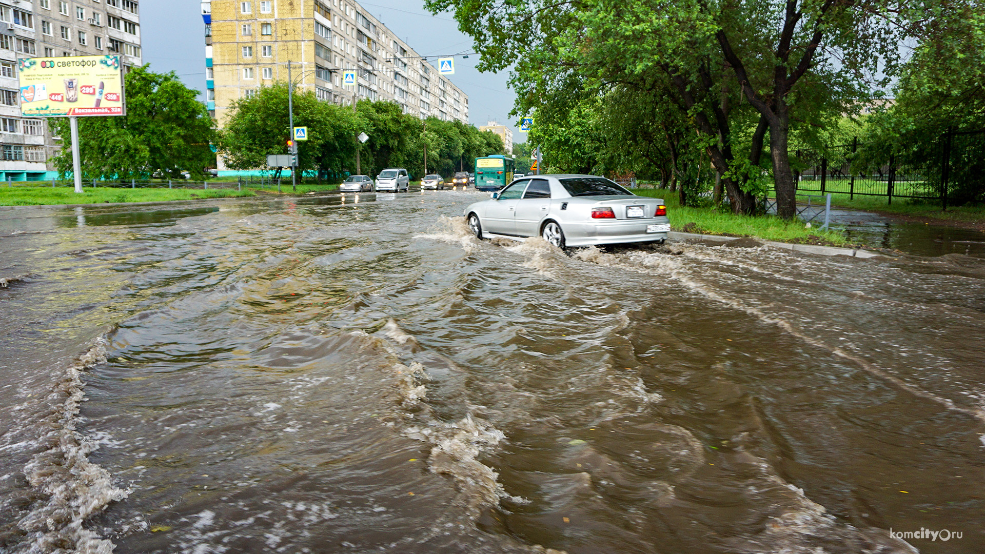 Циклон в городе: Улицы Комсомольска традиционно подтопило, деревья повалило и провода пооборвало